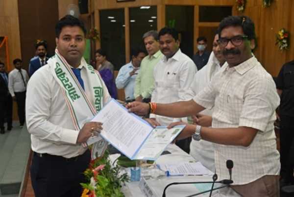 झारखंड में कृषि विभाग को मिले 129 नये अफसर, सीएम ने सौंपे नियुक्ति पत्र झारखंड में कृषि विभाग को मिले 129 नये अफसर, सीएम ने सौंपे नियुक्ति पत्र